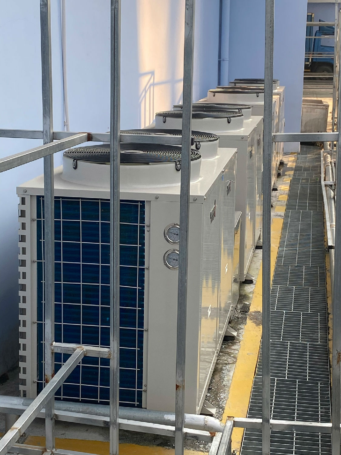 空气能热水器.jpg 空气能热水器.jpg